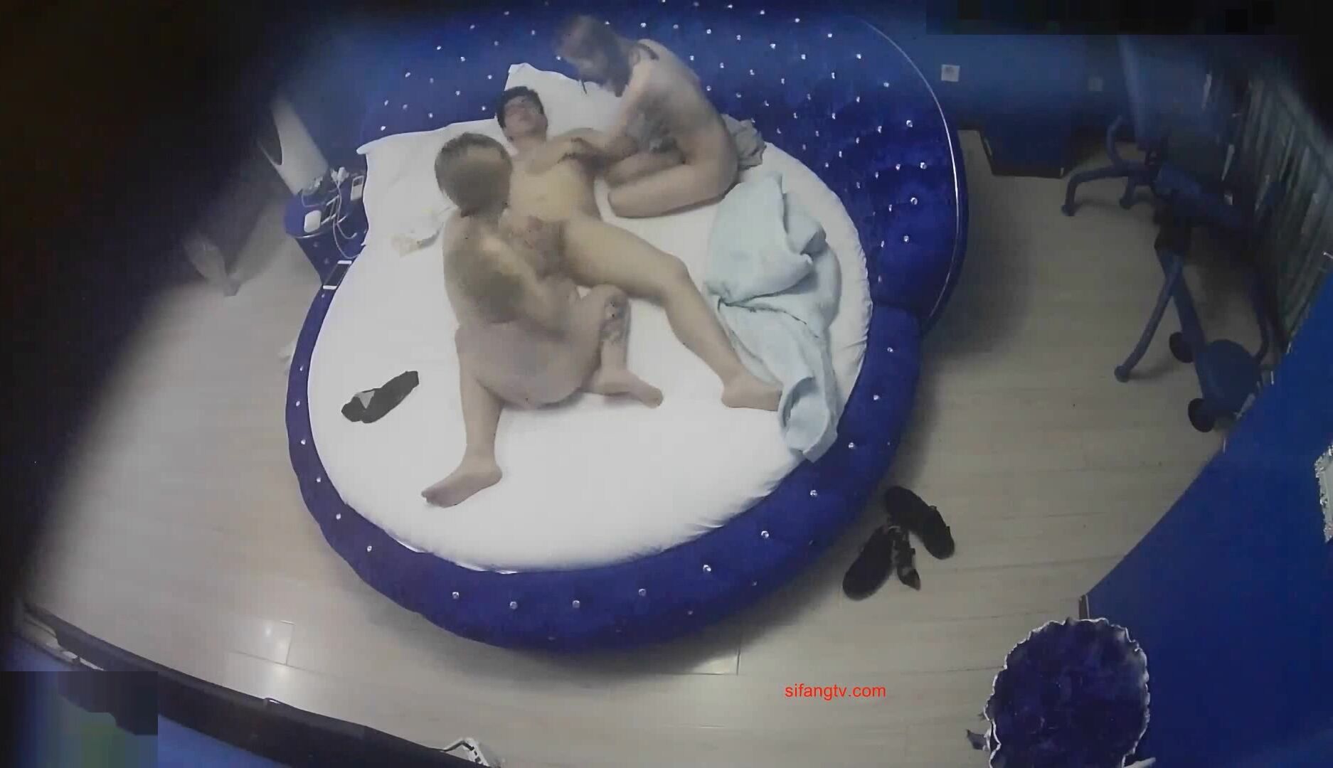 專業主題炮房年輕氣盛悶騷眼鏡男叫了兩個坐台妹體驗雙飛上下伺候換著肏真舒坦聽對白貌似花了1200對白清晰