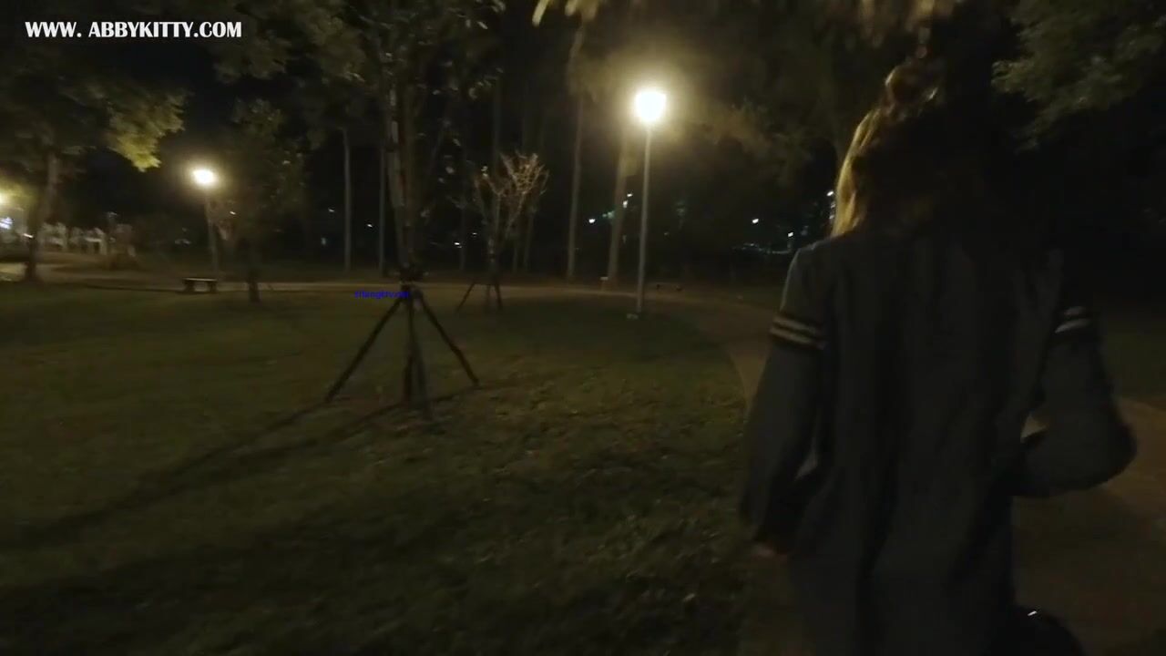 美麗人妖公眾場合自慰射精