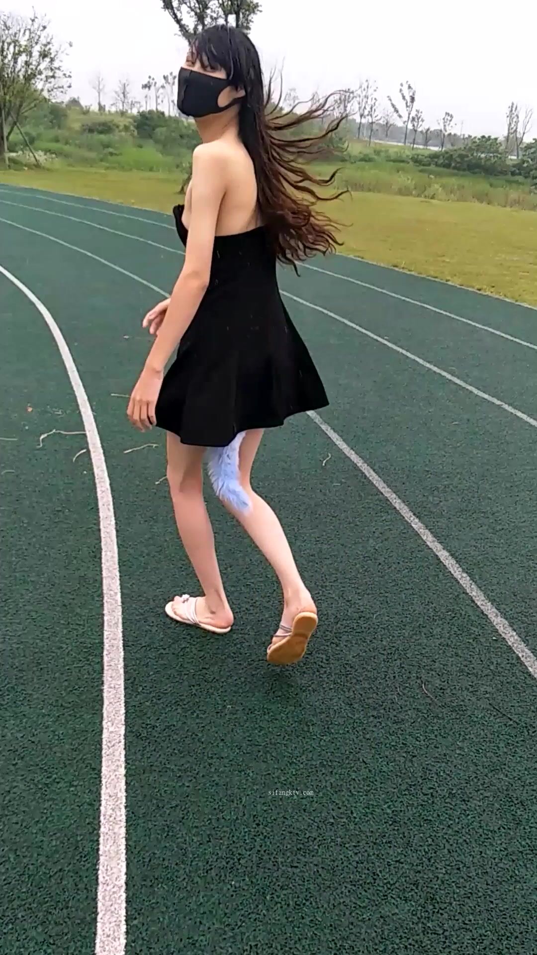 【小喵】性感騷婊尤物女神操場被操 戶外露出啪啪 三女互舔 強制口爆 極其淫盪，SSS極品尤物 腰部以下全是腿1 (2)