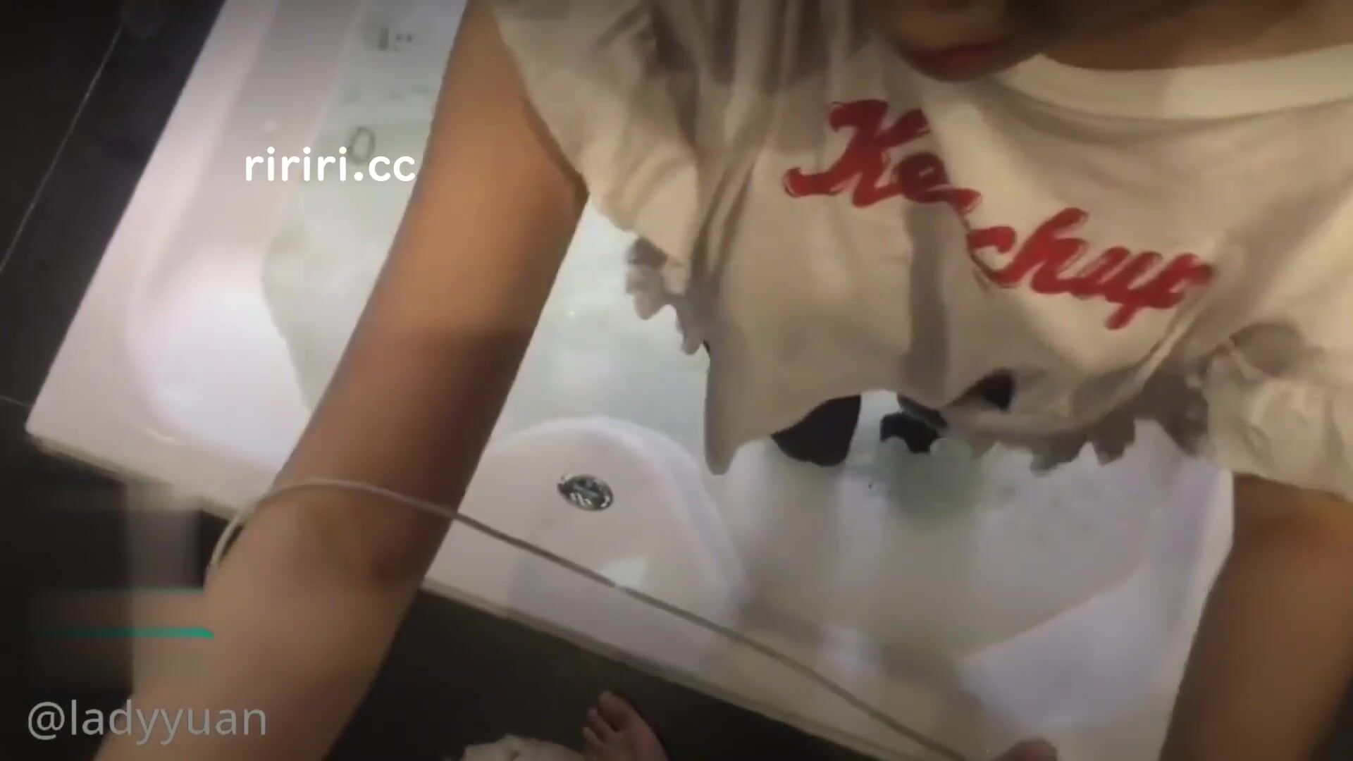 swag國產AV劇情高顏值美女小媛酒店浴缸拍寫真超狂！露全臉口爆！射影師你太壞了