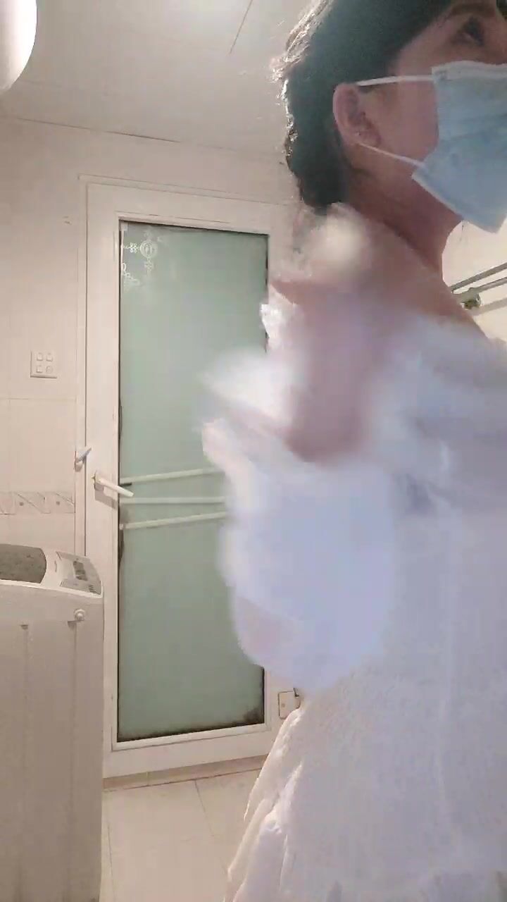 【七七愛吃飯】第一天下海播顏值女神，湖南妹子，浴室挑逗，玲瓏有致好身材