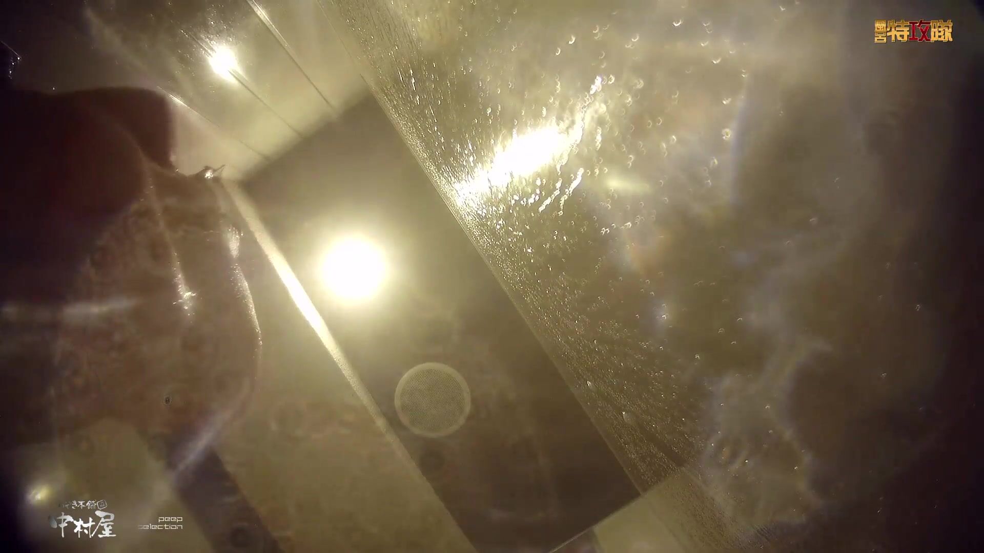 盜站流出女偷拍客潛入游泳場更衣淋浴室偷拍美眉洗澡換泳衣