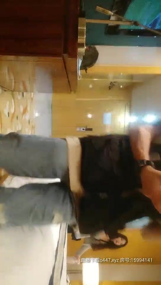 【午夜尋花】帶工地大屌老哥約奶茶妹玩3P，上來沙發開啪浴室口交被兩男輪番猛操，呻吟嬌喘非常誘人