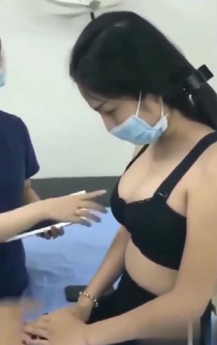 美容院偷偷拍的隔壁床位做乳房整形的妹子,正好醫生來查病房,讓妹子胸罩解開查看傷口癒合情況,妹子還有點害羞- SOPORN.COM