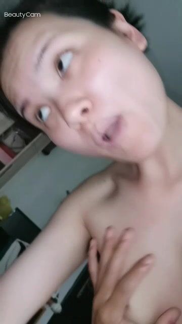小少婦斷奶後，性慾大發，拿毛巾墊著被子，男：水多哦。少婦：我水多嗎，水太多了嘛，你輕點。 啪啪水聲這么響，騷啊奶子給她捏爆！