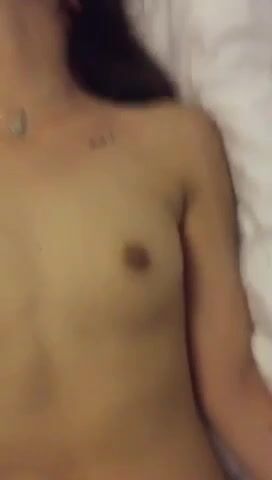 小女友被捅的欲仙欲死，『來吹下，來吹下』，女友那個表情使大雞巴更有勁了！