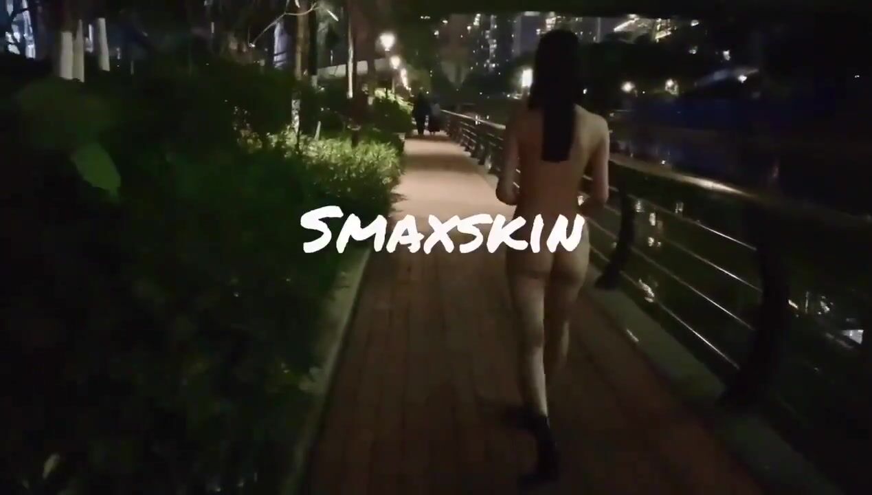 Smaxskin offering her ass a silent invitation
