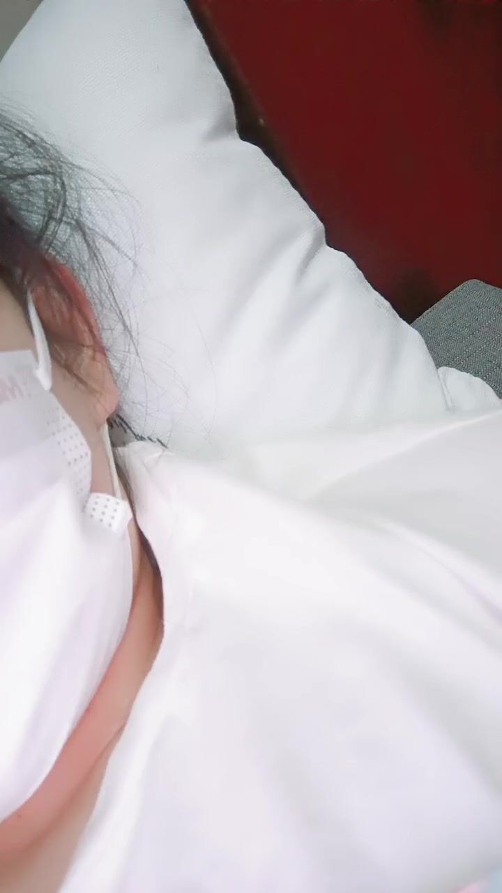 舞蹈生桃子極品美乳肥臀眼睛萌妹自慰誘惑，脫下內褲扶著椅子抖動臀部，跪在沙發上摩擦枕頭，抬起雙腿揉搓