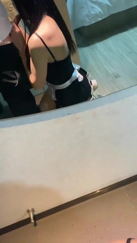 騷貨騷逼小女友，跳完舞蹈回來，就要扒開我褲子吃雞巴~迷人銷魂陶醉的騷樣兒，必須狠狠干她一炮！