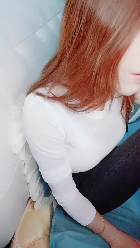 浪盪小騷婦-白色毛衣，紫色小樹葉內衣，還抽著電子煙銷魂隔著內褲手指撩騷逼逼，道具自慰