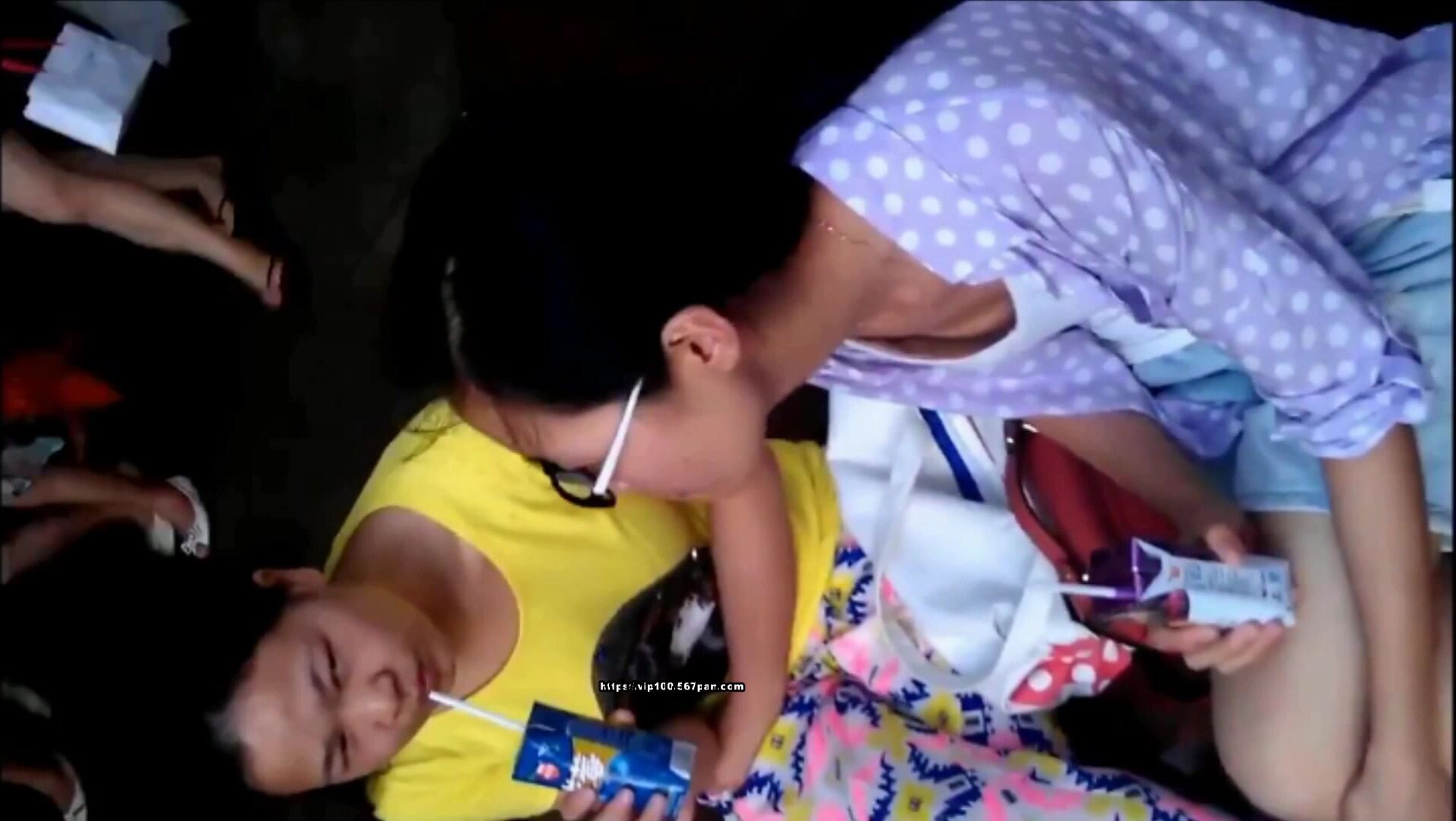 一起出來逛街的閨蜜,逛累了坐下喝杯牛奶,微風吹開衣領,胸部走光了都毫無察覺- SOPORN.COM