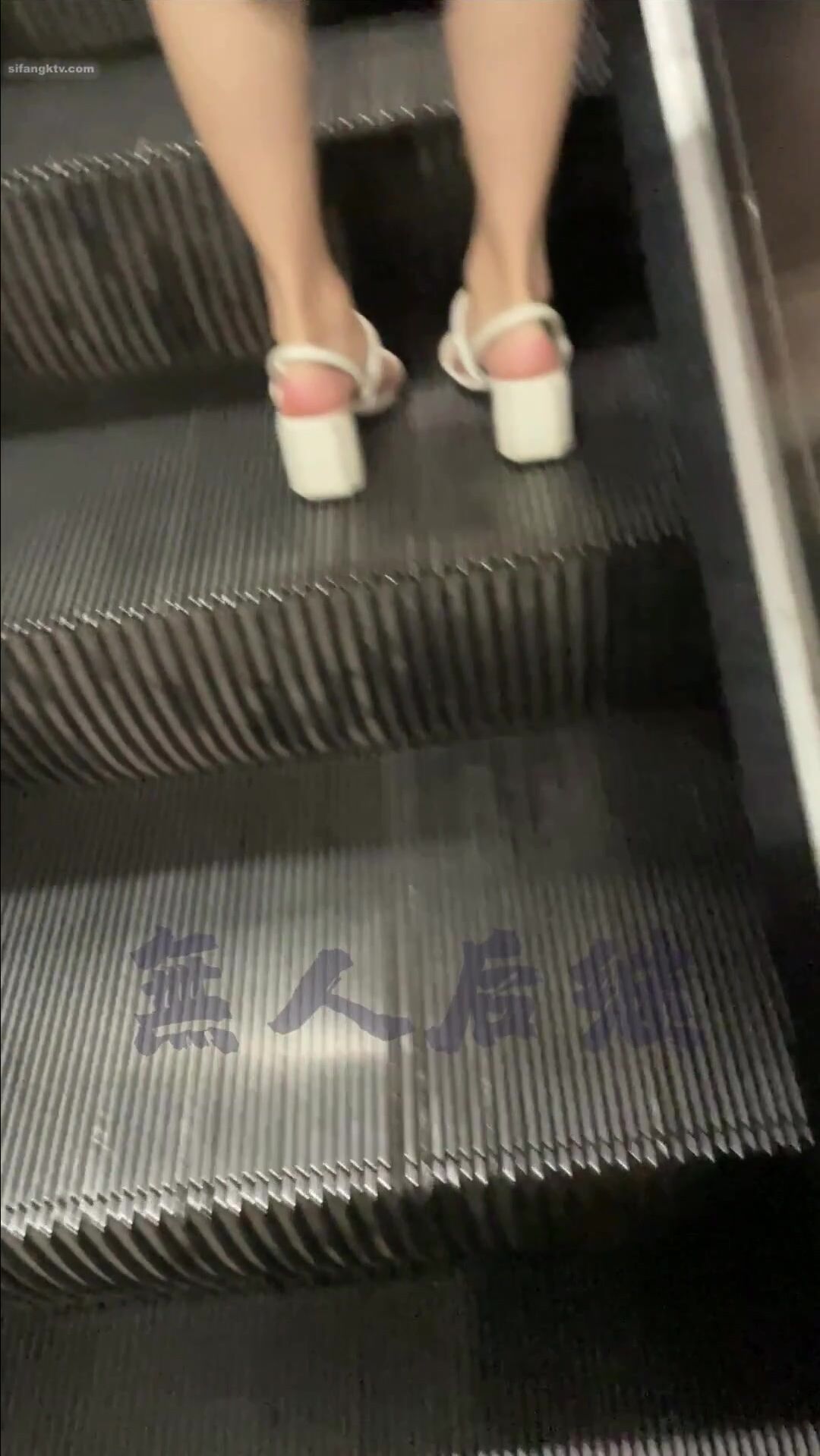 裙底特写冲击视觉