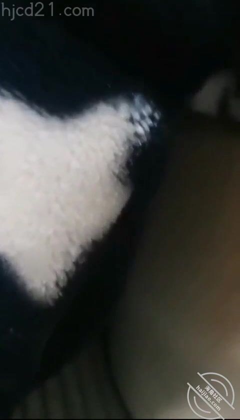 8天氣太冷了，鑽媽媽房間取暖，在媽媽背後打飛機！被發現後