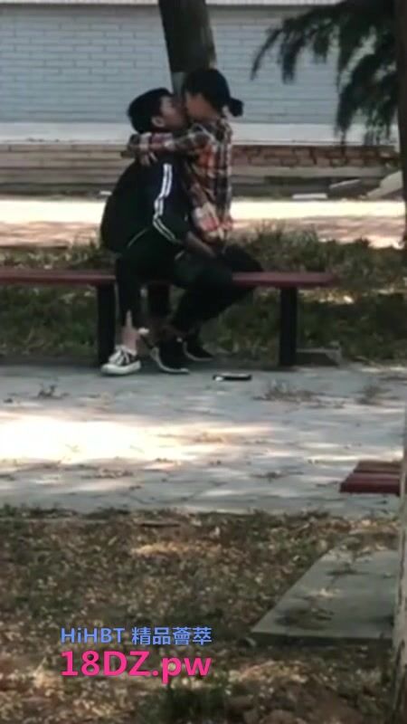 HD-SDの網爆某財經大學情侶剛放假跑院子樹蔭下啪啪／盜錄小夫妻午睡後來一炮側入抽插等～01