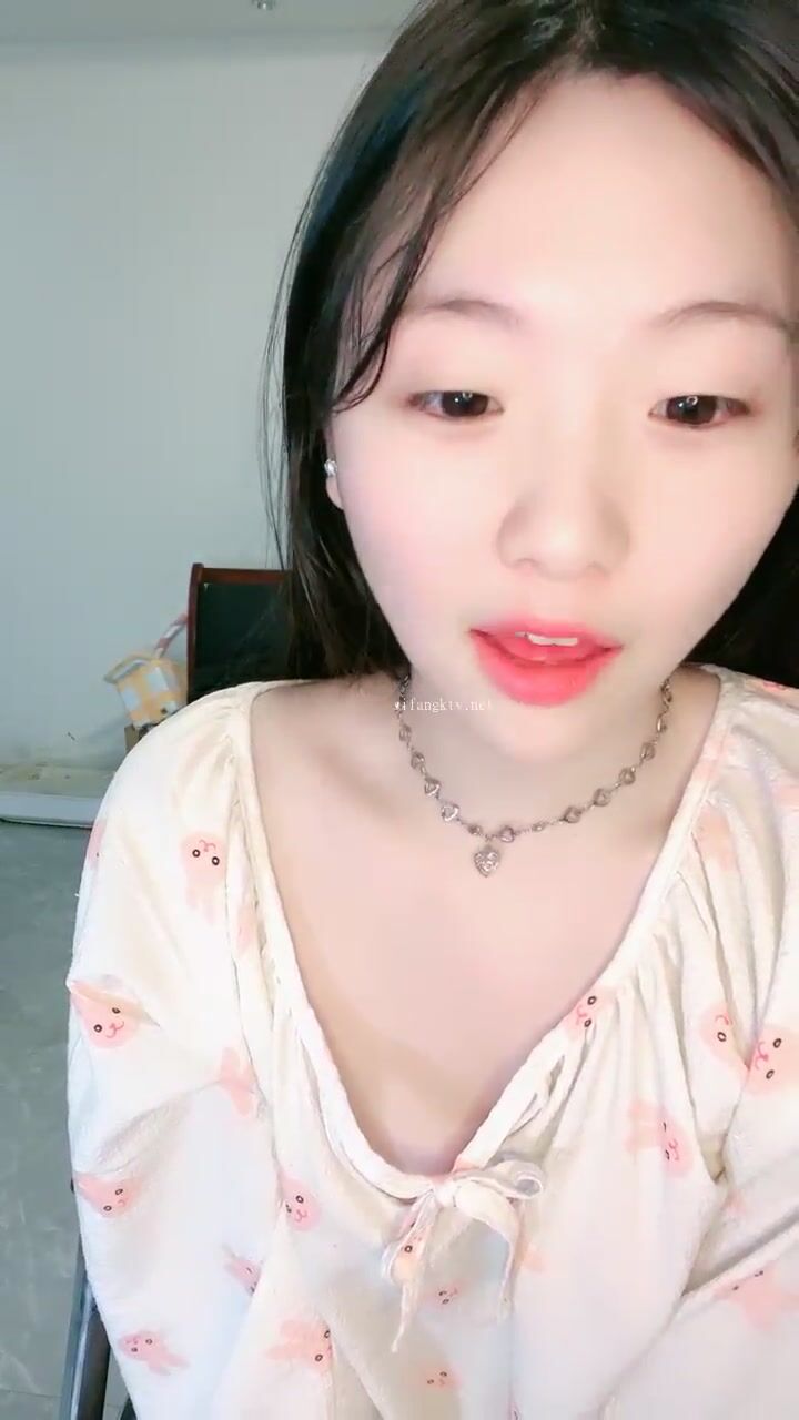 【傷心的年糕】清純亮麗小學妹，趁著爸爸媽媽不在家，脫衣來一段自慰，小騷逼水不少特給力 (1)