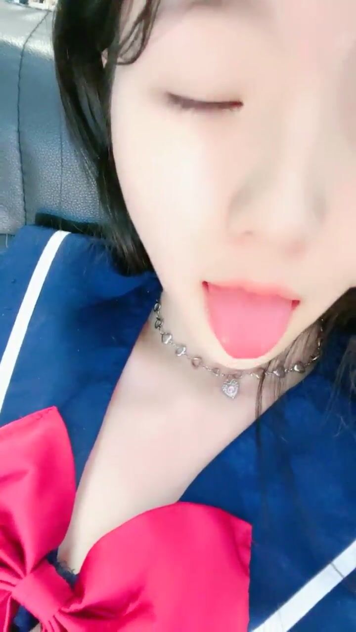 【傷心的年糕】清純亮麗小學妹，趁著爸爸媽媽不在家，脫衣來一段自慰，小騷逼水不少特給力 (3)