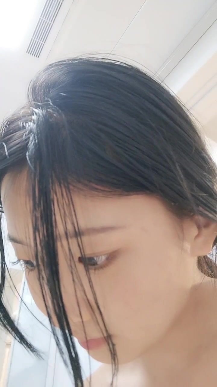 【噴水少蘿】牛逼漂亮一邊大喊自己是賤貨，一邊甩自己倆大逼兜，榜一大哥還在勸她從良！備好紙巾吧 (1)