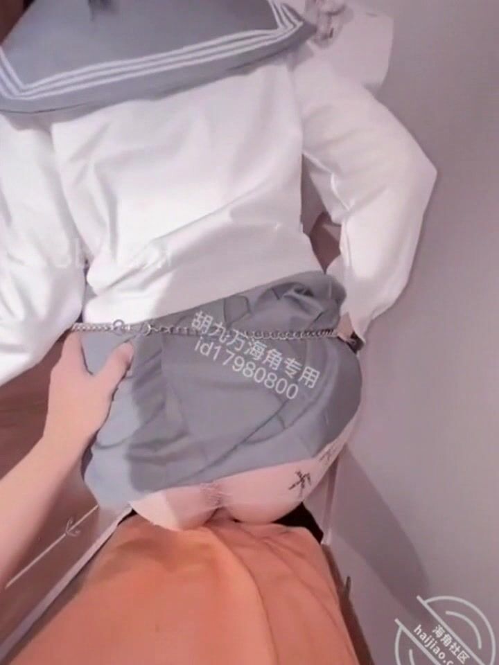 【最新反差蘿莉】海角社區驚現反差婊『胡九萬』極品原創新作 白絲JK蘿莉被粉絲帶去公廁無套爆操內射